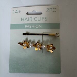 🛍️Any 5 items for $15 🛍️ gold and pearl floral hot clips 2 pcs